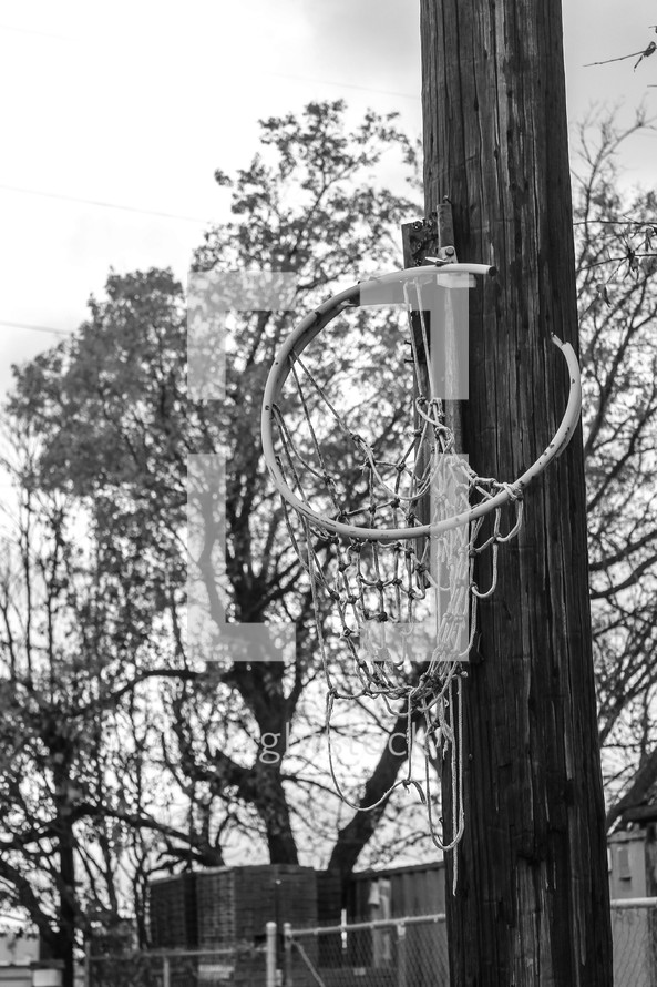 Broken basketball hoop on a pole — Photo — Lightstock