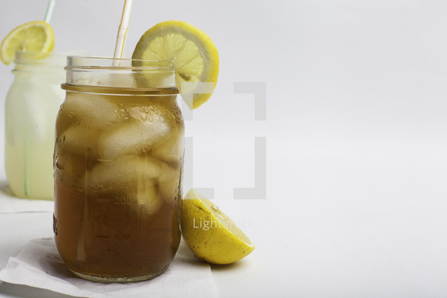 iced tea and lemonade in mason jars 