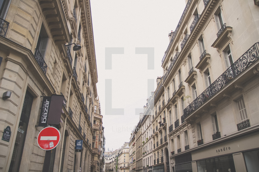 narrow streets in Paris 
