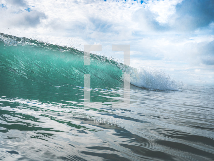 Wave crashing in the ocean