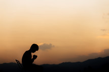 a boy praying 