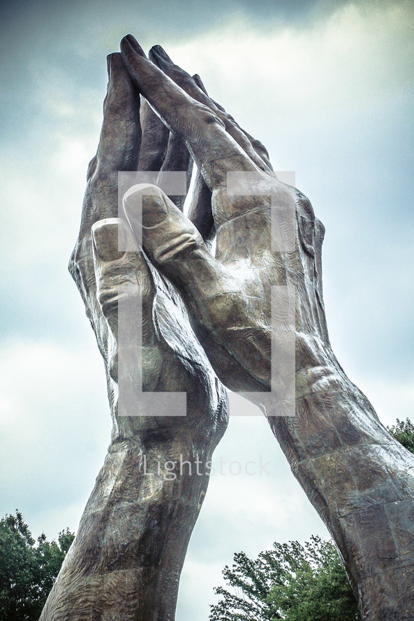 statue of praying hands 