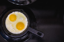 frying eggs 