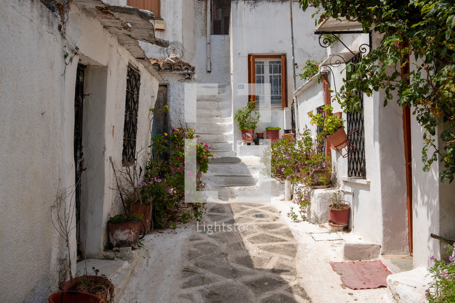 narrow alley in Greece 