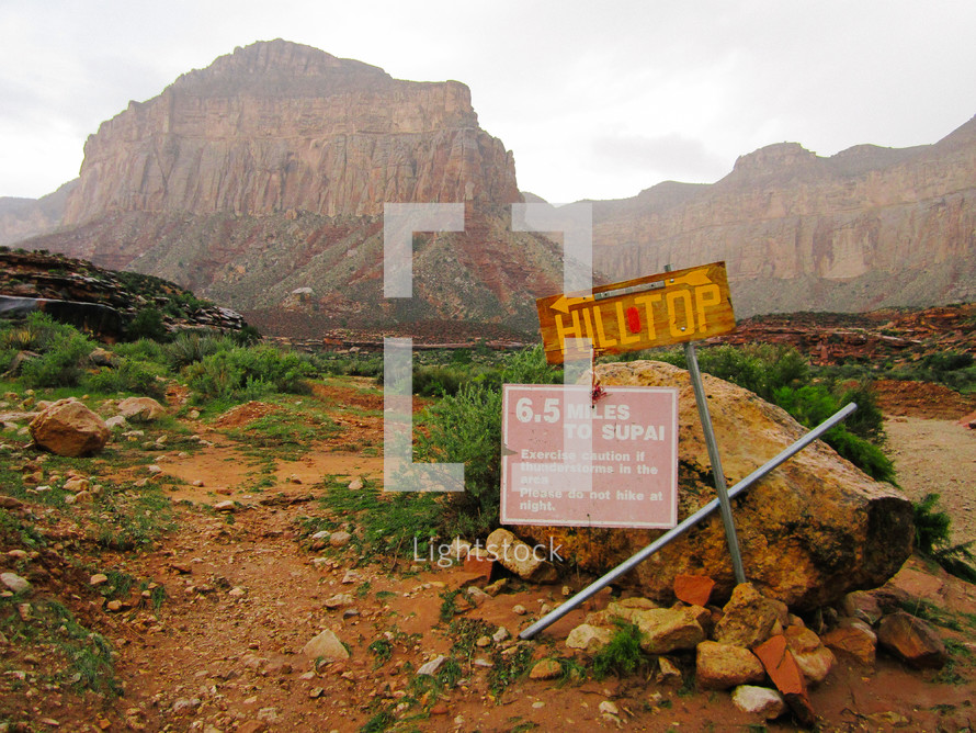 trail sign and steep cliffs in canyons 