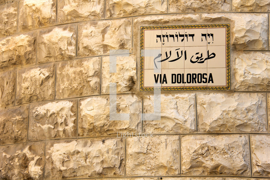 Via Dolorosa in Hebrew, Arabic and English