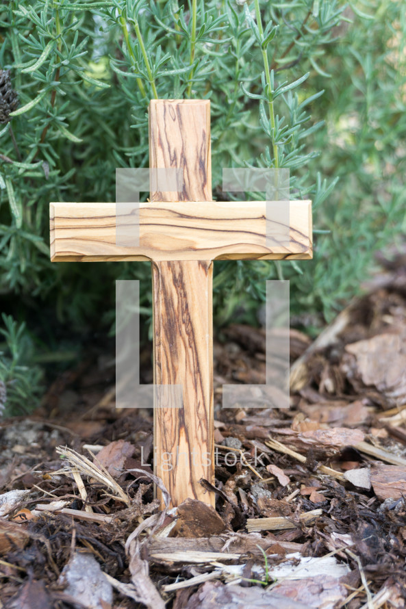 wooden cross on mulch 