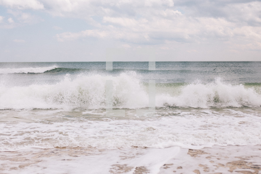 waves crashing into the shore 