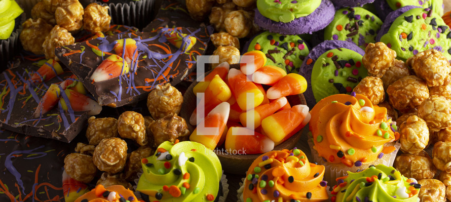 Halloween cupcakes and cookies 