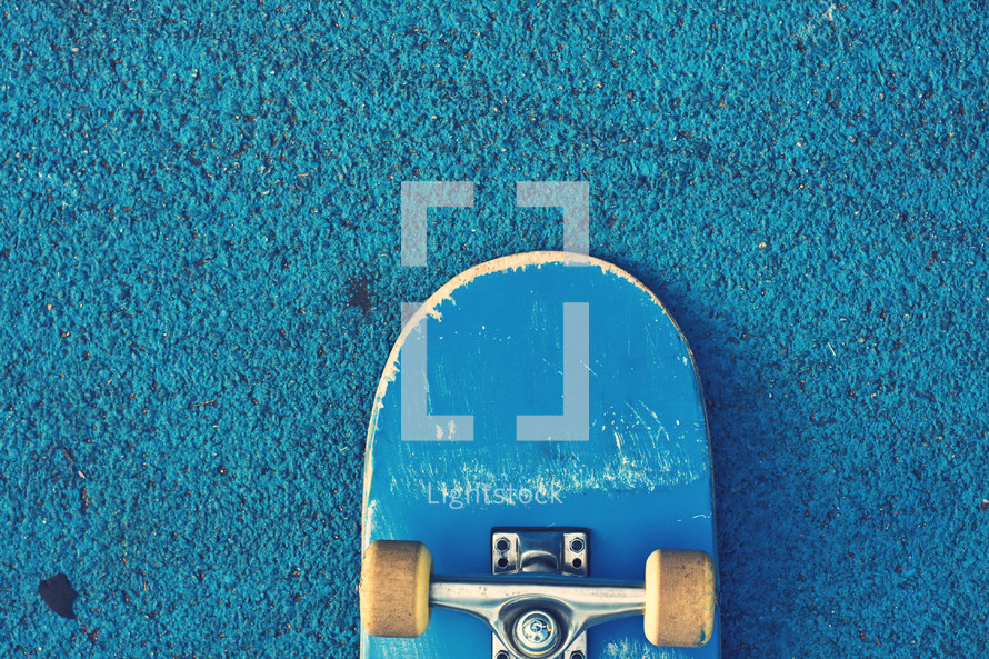 bottom of a skateboard and wheels 
