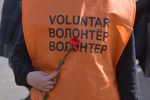 volunteer helping Ukrainian refugees 