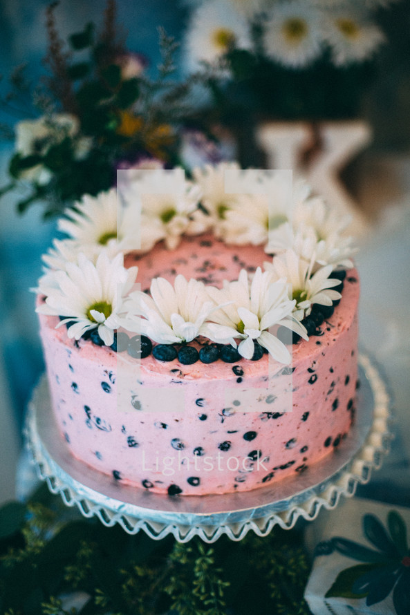 daisies and berries on a wedding cake 