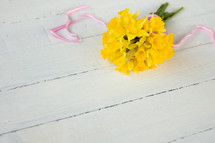 a bouquet of yellow daffodils