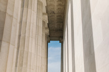 columns in the Lincoln Memorial 