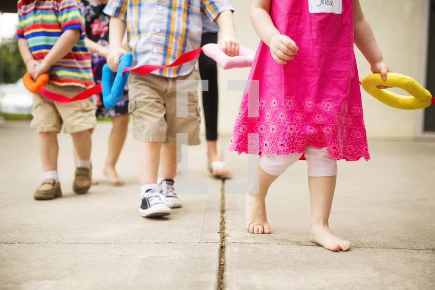 preschoolers walking in a line 