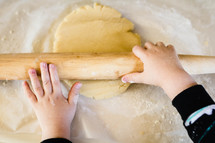 rolling dough for christmas cookies 