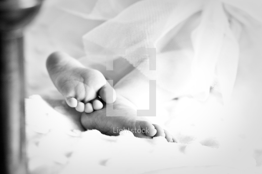 infant girls bare feet