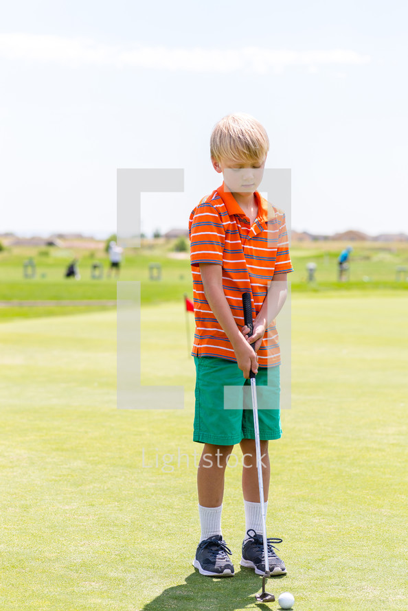 boy child playing golf 