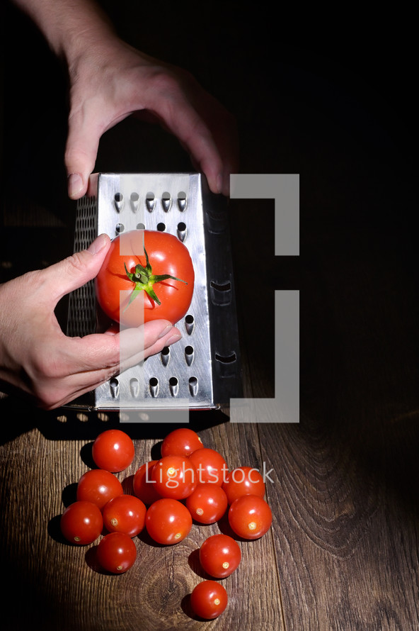grating tomatoes 