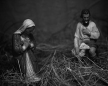 Nativity scene figurines in straw 