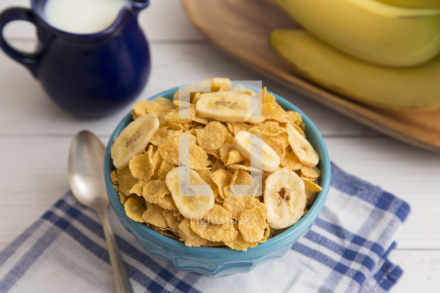 bowl of cereal with bananas 