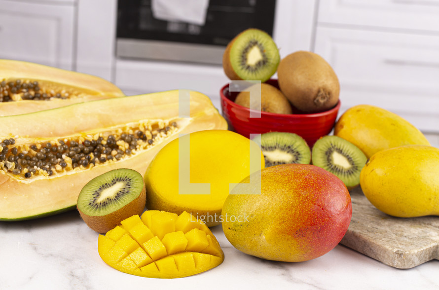 sliced mangos and kiwis 
