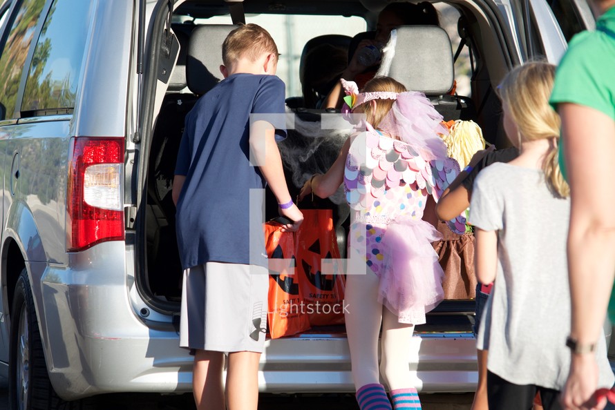 kids trick-or-treating at trunk-or-treat