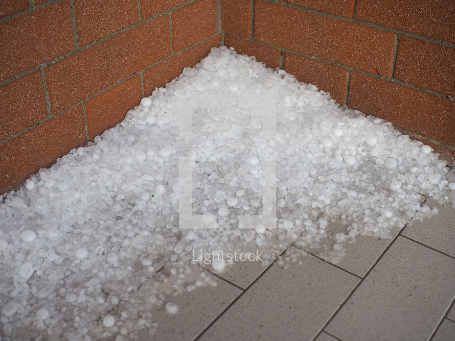 hail large amount of grains of ice following a storm