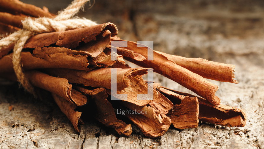 Aromatic sticks of fine cinnamon