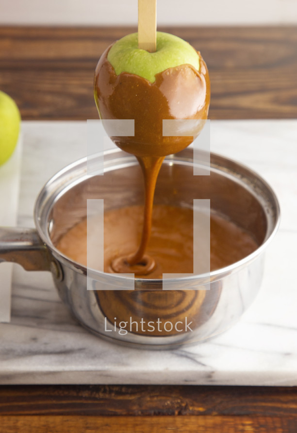 making caramel apples 