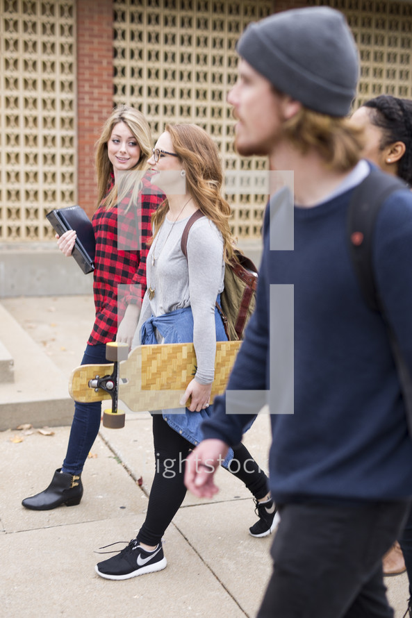 college students walking to class 