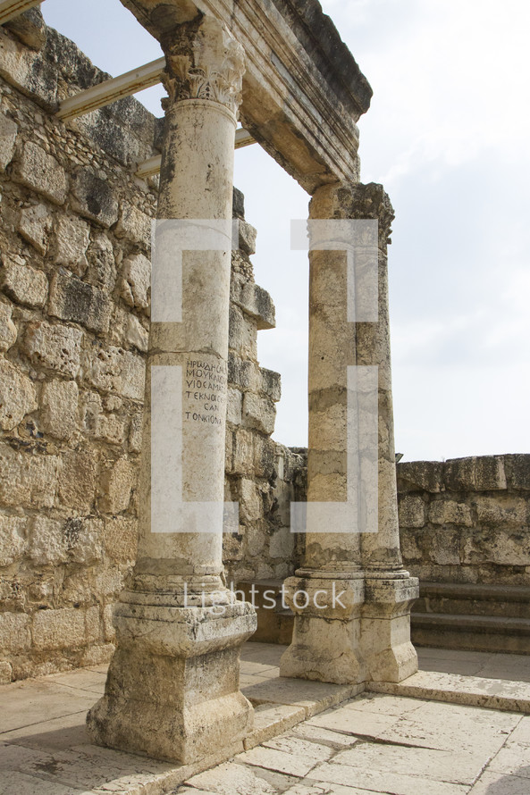columns in ruins in Jerusalem 