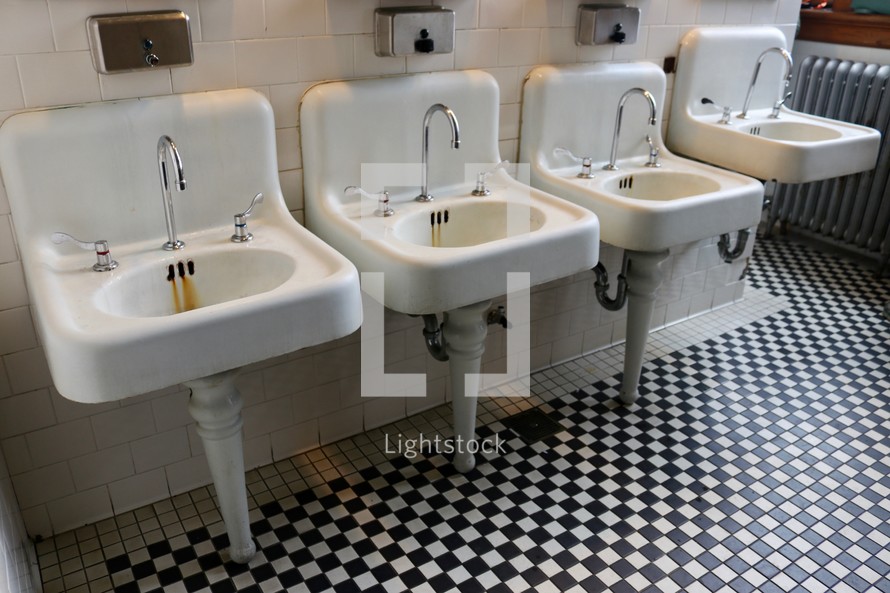 public restroom sinks 