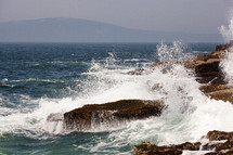 ocean waves crashing into rocks 
