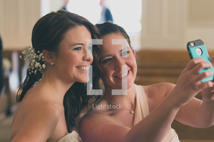 bridesmaids taking a selfie 