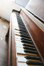 old broken piano 