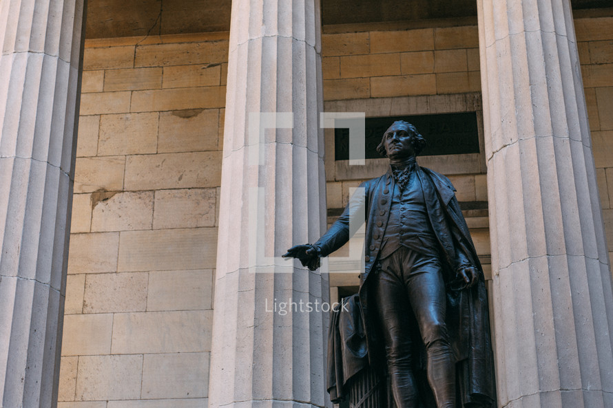 Statue of George Washington between white columns.