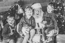 kids in santa's lap 