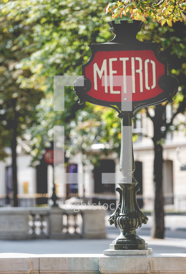 A Paris metro sign 