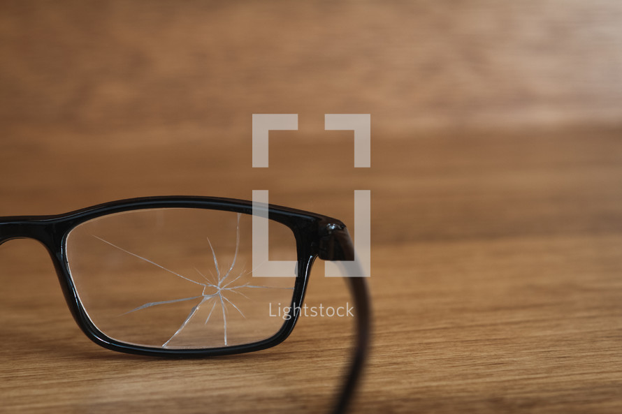 broken glasses 