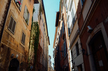 narrow streets of Rome 