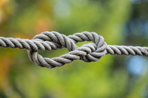 a knot in a rope 