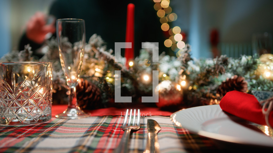 decorate the table for Christmas dinner