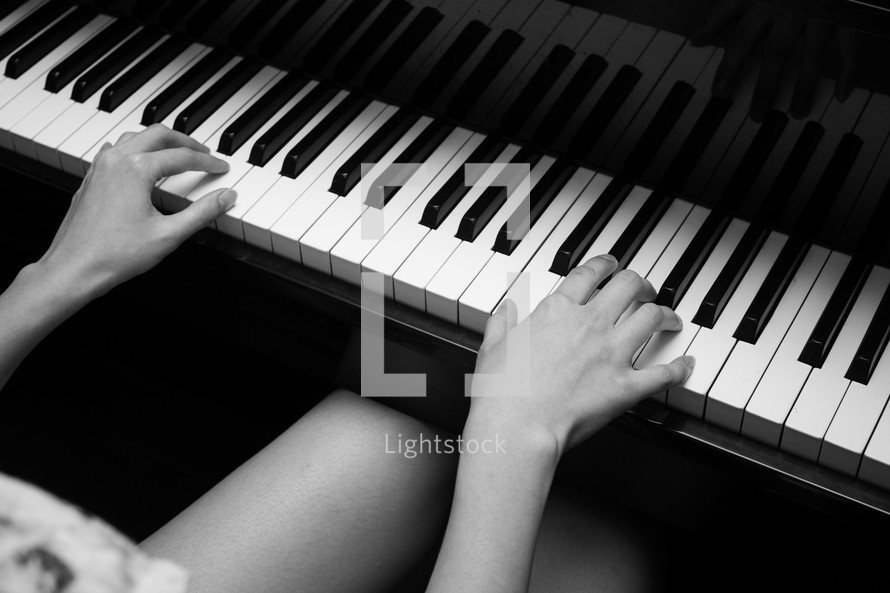 hands on a piano 