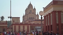 Crowd of people at the Dakshineswar Kali Hindu Temple in Kolkata, India.