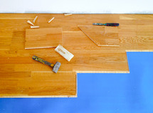 Floating assembly of oak parquet.
