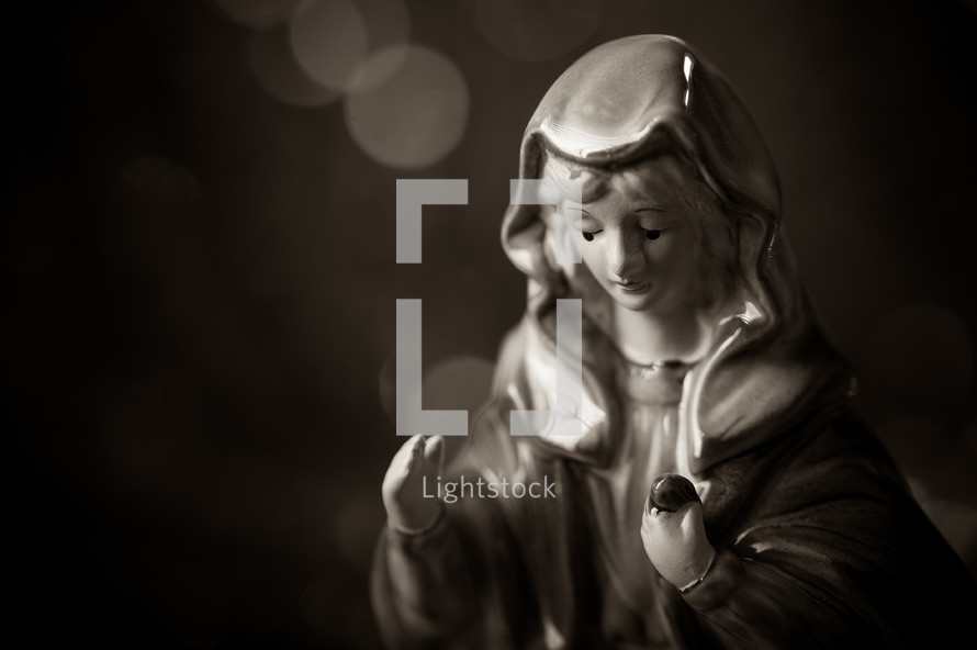 figurine of mother Mary 