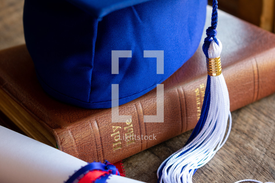 Blue Graduation Cap With 2021 Tassel And Diploma — Photo — Lightstock