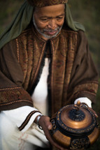 wiseman with the gift of frankincense