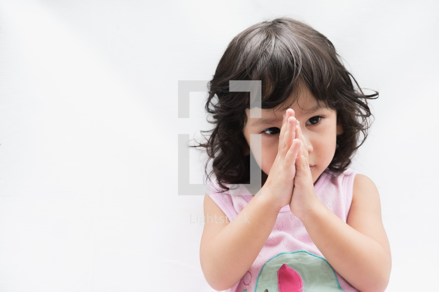 toddler girl praying 
